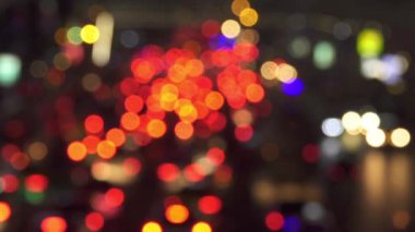 Bangkok, Tayland Mart 2017, Defocused, Bokeh: Bangkok'ta gece sıkışıklığı sıkışmış araba ve motosiklet yığınları. Masif kırmızı bulanıklık yavaş yavaş odak haline gelir ve trafik sıkışıklığı bir görüntü oluşturur. 