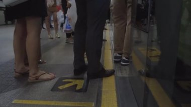 Bangkok, Tayland - Mart 2017, Düşük Açı: Yolcuların metrodan inip trene binmelerini bekleyen tanınmayan insanlar. Toplu taşıma araçlarını kullanan ve Skytrain ile evlerine dönen insanlar.
