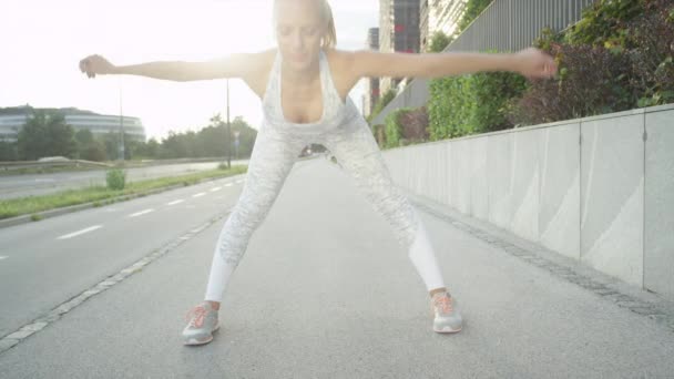 슬로우 클로즈업 달리기 허리와 다리를 스트레칭하는 활동적인 수없는 여성은 조깅을위한 — 비디오