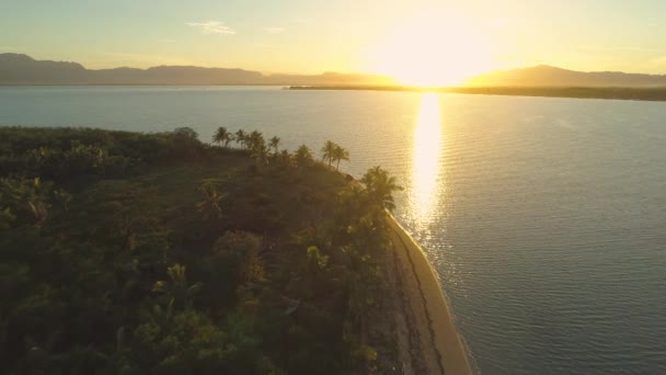 Aerial Voando Longo Praias Areia Vazias Tranquila Ilha Tropical Nascer — Vídeo de Stock