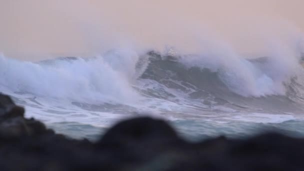 Low Motion Vista Deslumbrante Das Ondas Perfeitas Uma Praia Rochosa — Vídeo de Stock