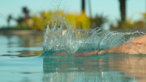 Slow Motion Close Druppels Water Vliegen Rond Als Jonge Vrouw — Stockvideo