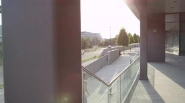 Yavaş Hareket, Lens Flare: Atletik fiziği ile genç çift eğimli kaldırım kadar jogging. Bilinmeyen Kafkas çift güzel bir bahar öğleden sonra güneşli şehir sokaklarında egzersiz eğlenceli.