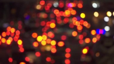 Defocused Bokeh: Metropol şehir trafiği kitleler gece tıkanıklık sıkışmış. Araba ve motosiklet renkli fren lambaları inanılmaz bir arka plan oluşturmak. İşten gece işe gidip gelme odaklı.