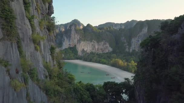 Aerial Volar Cerca Gran Acantilado Kárstico Revela Una Playa Idílica — Vídeos de Stock