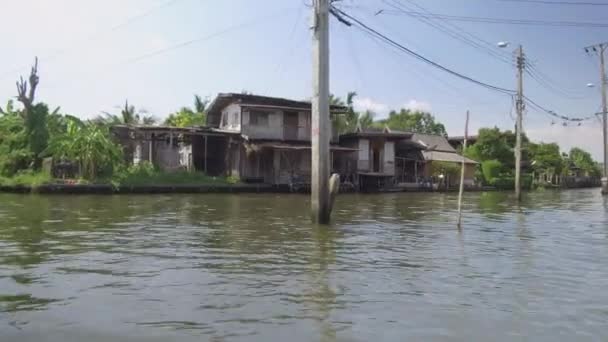 Niedriger Winkel Einsame Häuser Fluss Verfallen Langsam Der Heißen Sonne — Stockvideo
