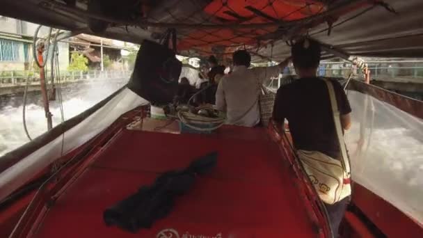 バンコク 2017年3月 濁った川に揺れる都市部を通るスピード給水タクシー 地元のタイ人が高速川のボートに乗って揺れ ほとんど座席に倒れそうになった — ストック動画