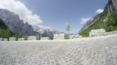 Yavaş Hareket, Düşük Açı: Tanınmayan profesyonel bisikletçi nefes kesen yeşil dağları geçer. Ekstrem atlet bisikletini yokuş aşağı sürüyor. Yolda adam bisiklet pitoresk arnavut kaldırımlı yolda sürmek.