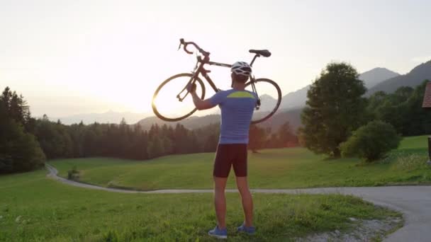 Slow Motion Linsöverstrålning Oigenkännlig Ung Man Firar Sin Väg Cykling — Stockvideo