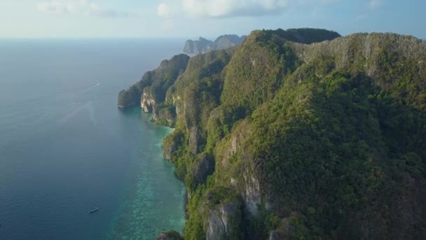 Aerial Huyendo Enormes Islas Piedra Caliza Rodeadas Tranquilas Aguas Oceánicas — Vídeos de Stock