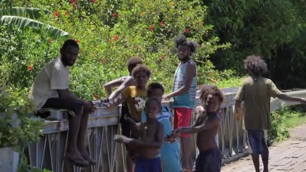 Vanuatu December 2017 Slow Motion Närbild Grupp Nyfikna Infödda Män — Stockvideo