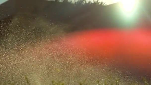慢动作 镜头火焰 温暖的阳光照耀在喷水泉花园的小滴 闪闪发光的水滴飞从灌溉系统和水宁静的草坪在美丽的日出 — 图库视频影像