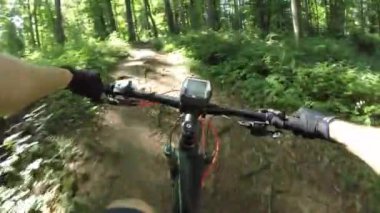 Pov: Güzel güneşli bir günde yeşil bir orman yolunda hız elektronik bir bisiklet üzerinde Extreme bisiklet binici. Tanınmayan bisikletçi e-bisiklet açık havada sürme. Yaz aylarında doğada aktif erkek bisiklet.