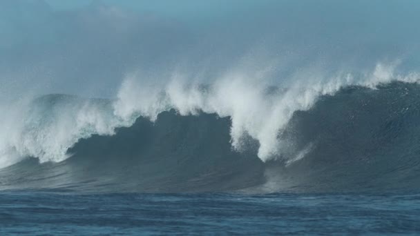 慢动作 巨大的翡翠海洋膨胀断裂 并发送水滴飞得很远 在热带岛屿附近的宁静夏日 闪闪发光的清澈的海浪破浪而过 风景如画的祖母绿管波 — 图库视频影像