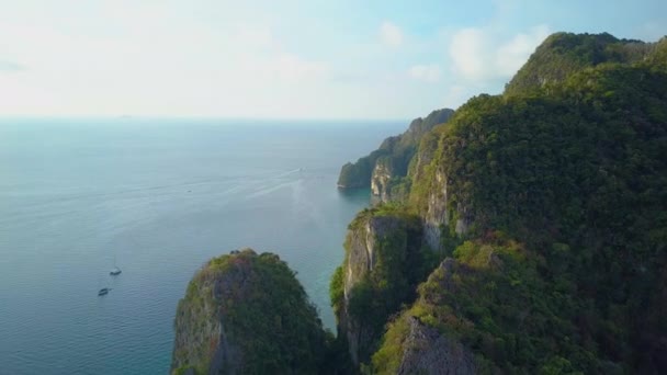 Aerial Espetacular Sol Verão Brilha Grandes Penhascos Pedra Calcária Cobertos — Vídeo de Stock