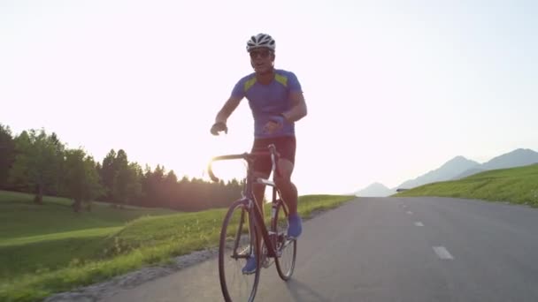 Bländning Professionell Biker Höja Armarna Victoriously Efter Guldlopp Glada Cykling — Stockvideo