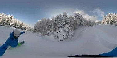 360 Sanal Gerçeklik Selfie: Boş dağ ormanlık aşağı oyma iki genç freeride snowboarders. Kolay giden çift dağdan aşağı giden kayak izi aşağı taze kar ile snowboard sürmek.