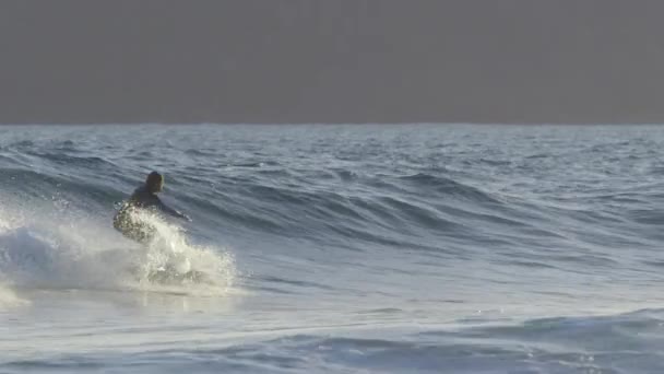 Slow Motion Coole Toerist Surfboard Carving Gevaarlijke Deep Blue Breaking — Stockvideo