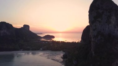 Hava: Düşük gelgit cennet adada parlayan renkli pembe ve altın gündoğumu doğru uçan. Sakin şafakta popüler turistik adanın muhteşem bir çekim. Akşamları nefes kesen kumlu plajlar