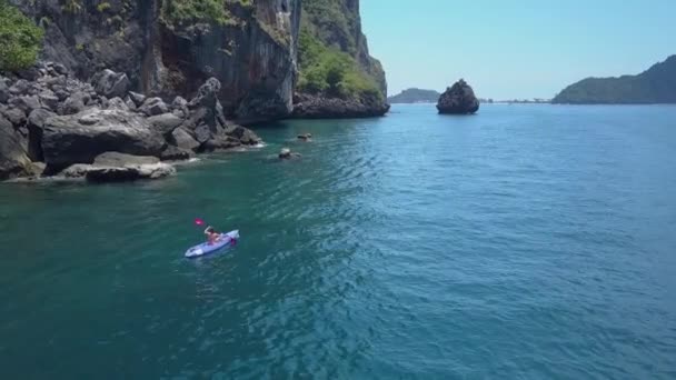 Aereo Volare Dietro Giovane Turista Femminile Pagaiare Suo Kayak Passato — Video Stock