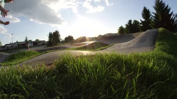 Slow Motion Low Angle Lens Flare Homem Jovem Atlético Skate — Vídeo de Stock