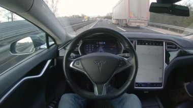 Tesla Autonomous Car, Mart 2018: Pov: Modern robotik otomobil sürücüleri ve otoyolun hızlı şerit boyunca kendini yönlendirir. Akıllı Tesla elektrikli araç meşgul otoyolda sabah sürücü sırasında hızlandırır