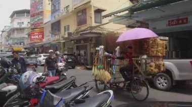 Bangkok, Tayland - Mart 2017, Pov: Tay adam bisiklet satan süpürgeler park motosiklet organize bir çizgi geçmiş sürmek. Gidon üzerinde dinlenmiş kaskile düzenli bir şekilde düzenlenmiş scooter'lar. 