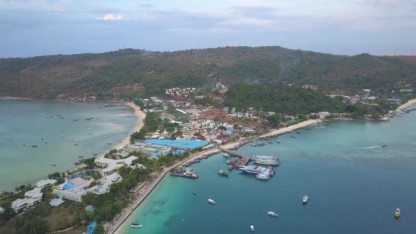 Aerial Voando Acima Movimentado Porto Insular Tropical Repleto Barcos Balsas — Vídeo de Stock