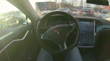 Tesla Autonomous Car, Mart 2018: Pov, Time Lapse, Lens Flare: Çığır açan kendi kendine sürüş araba yedeklemek ve boş park yeri içine park. Modern sürücüsüz otoparklar kendisi olmadan. herhangi bir insan girişi.