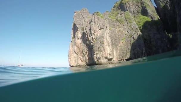 Slow Motion Połowa Podwodne Spokojne Fale Oceanu Przetoczyć Przeszłości Dużych — Wideo stockowe