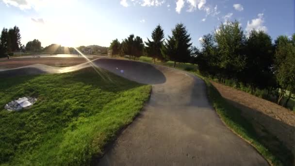 Pov Pomalý Pohyb Světlice Plavba Slunečných Asfaltových Stopách Skateboardistu Jeho — Stock video