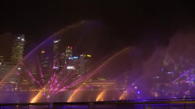 Singapur, Ekim 2017: gece zaman renkli lazer gösterisi Marina Bay, büyüleyici. Singapur turist çeken harika renklerde sıçramasına. Gece yarısı şehir manzarası görünümünü.