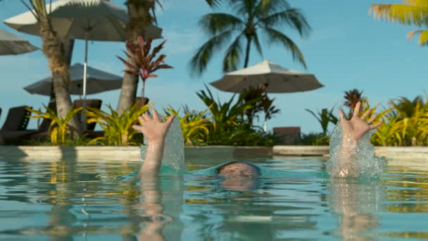 슬로우 클로즈업 머리를 소녀는 이국적인 수영장에서 아름다운 피지에서 수영장에서 행복한 — 비디오