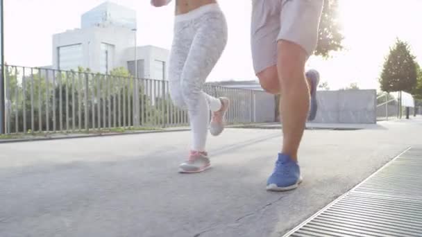 Low Motion Close Lense Flare Coppia Fitness Irriconoscibile Che Corre — Video Stock