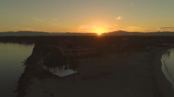 Aerial Sun Flare Piękny Pomarańczowy Wieczór Słońce Malejąco Tropikalną Wyspą — Wideo stockowe