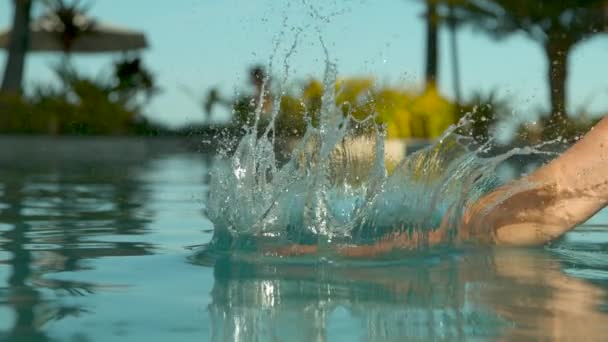 슬로우 클로즈업 리조트 수영장에 서있는 여성은 여전히 표면에 피지의 휴양지에서 — 비디오
