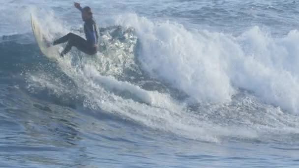Movimiento Lento Surfista Fresco Estrella Tabla Surf Una Onda Barril — Vídeo de stock