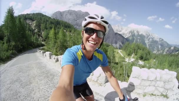 Slow Motion Selfie Niesamowite Selfie Strzał Szczęśliwego Człowieka Jazdy Rowerem — Wideo stockowe