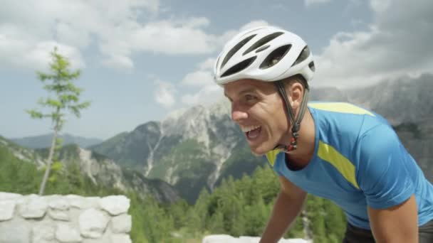 Zeitlupe Nahaufnahme Sportlicher Mann Bei Zermürbender Erschöpfung Bei Einer Radtour — Stockvideo