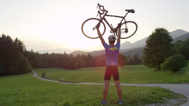 Slow Motion Lens Flare Copy Space Pro Ciclista Masculino Está — Vídeo de Stock