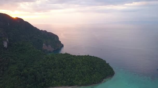 Aerial Lens Flare Voando Acima Ilha Exótica Remota Selvagem Cercada — Vídeo de Stock