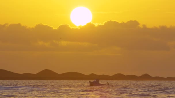 Slow Motion Lone Small Boat Slowly Drifting Peaceful Ocean Sunset — Stock Video