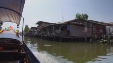 Bangkok, Tayland - Mart 2017, Close Up: longtail teknede hızlı adrenalin yolculuğu. Güneşli Bangkok karanlık Chao Phraya nehri gezi turu genç adam ve kadın.