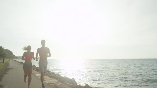 Portrait Lens Flare Jeune Couple Joyeux Descend Avenue Ensoleillée Bord — Video