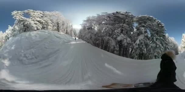 360 VR: Jovens snowboarders profissionais cruzam a pista de esqui vazia nas montanhas . — Vídeo de Stock