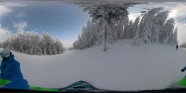 360 sanal gerçeklik selfie: serin snowboardcular karlı ormanda çalışan boş yamaç aşağı binmek. Genç snowboardcular el değmemiş ormanda doğal seyir keyfini çıkarın. Yokuş aşağı oyma Freeriders.