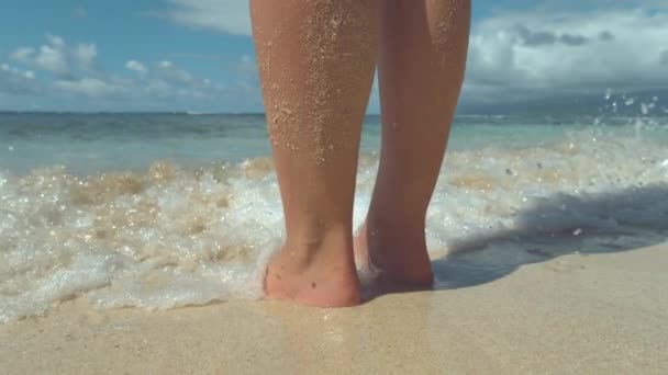 Slow Motion Close Vrouw Staat Warm Wit Zand Laat Kleine — Stockvideo