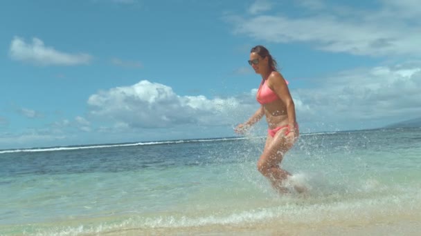 Zeitlupe Kopierraum Eine Fröhliche Junge Frau Läuft Flachen Meerwasser Sandstrand — Stockvideo