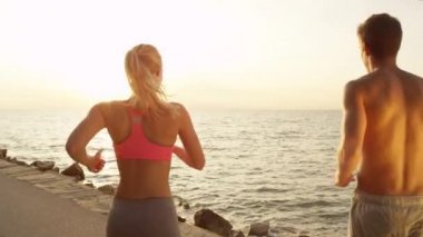 kopya alan: genç kız arkadaşı ve erkek arkadaşı yüksek beş ile başarı kutlamak.