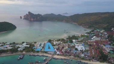 Tropik ada liman ferahlatıcı bir sakin sabahı hava çarpıcı vurdu. Demirli tekneler ve feribot kalabalık turist muhteşem Phi Phi Islands atlamalı ada yapmalarını beklemek
